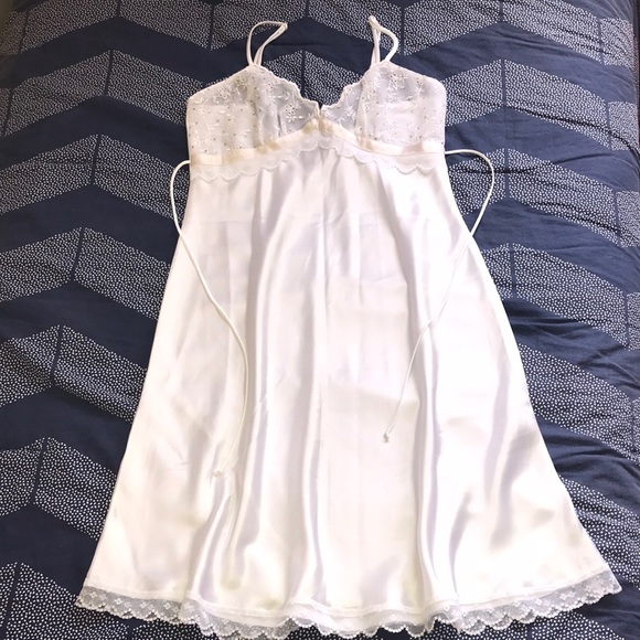 White satin/lace chemise nightgown - Picture 2 of 6